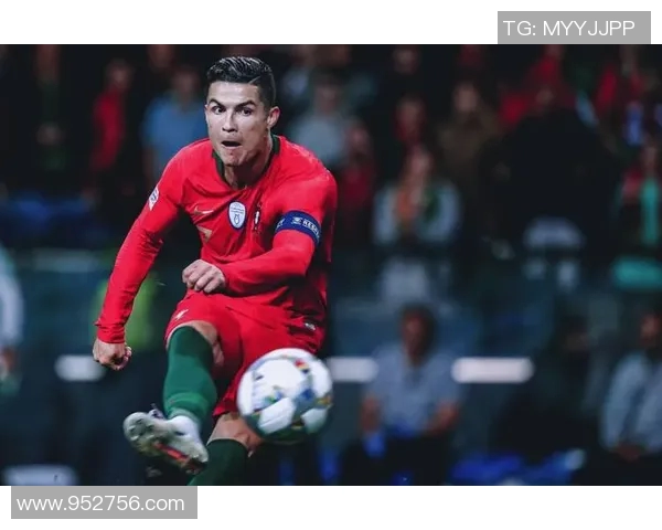 足球球星身型塑造与成长历程解析为男孩子提供健身与运动启示